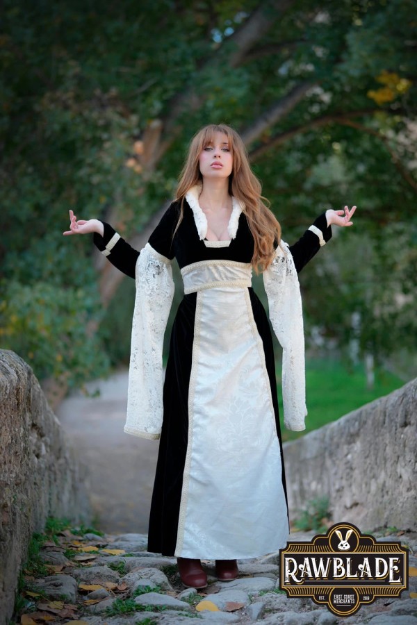 Aura, Lordly dress