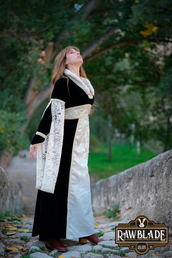 Aura, Lordly dress