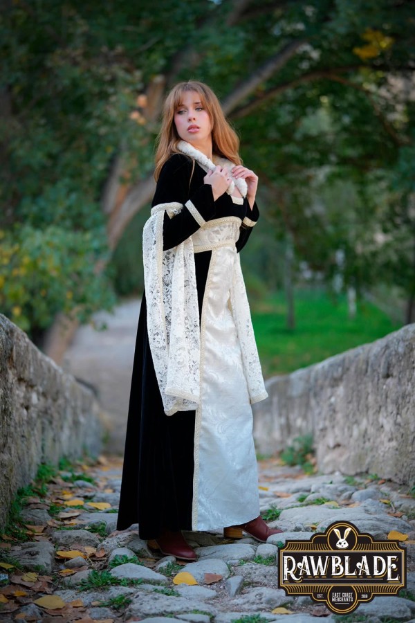 Aura, Lordly dress