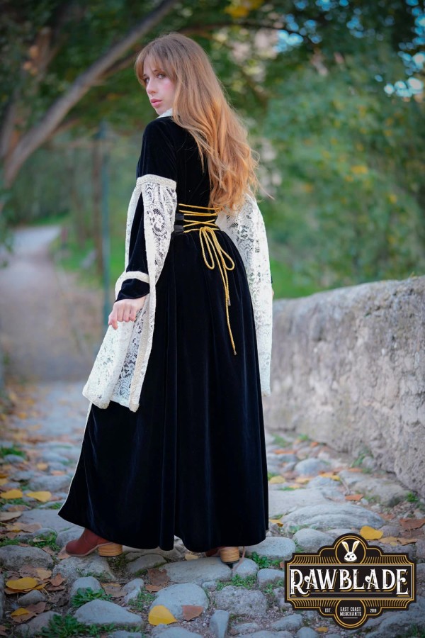 Aura, Lordly dress