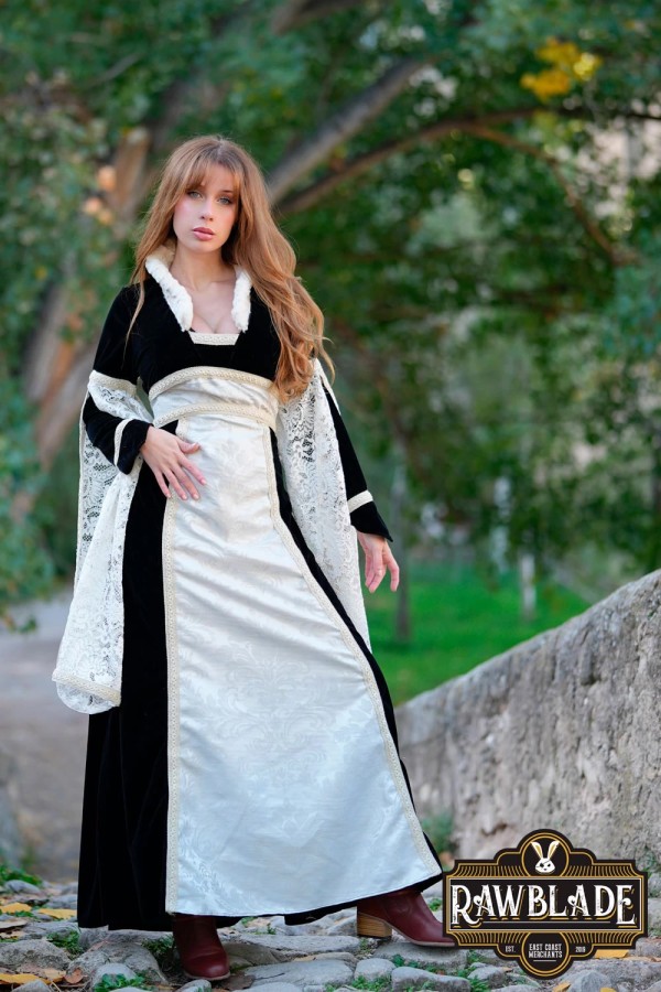 Aura, Lordly dress