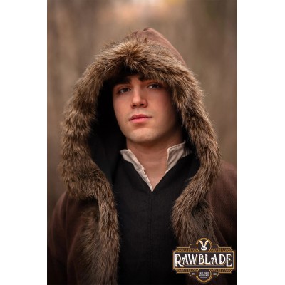 Manteau bordé de fourrure barbare